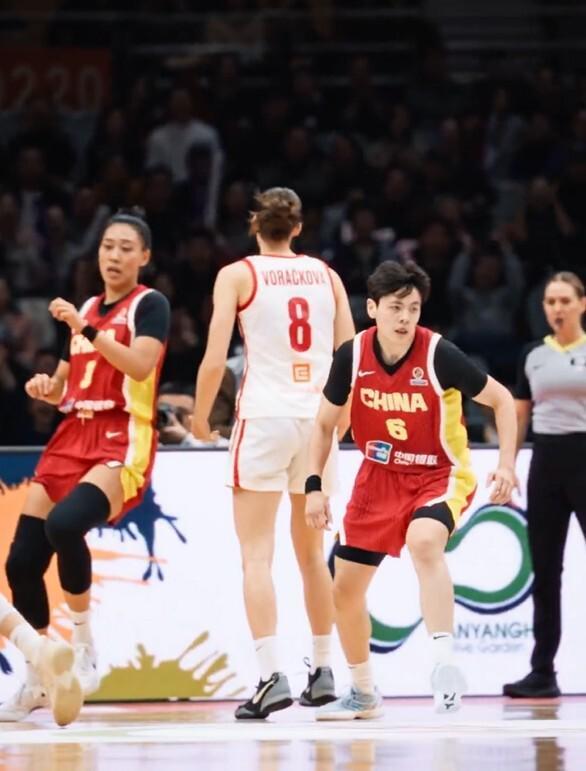 24直播网-世预赛两连胜！王思雨最后2分钟砍9分，中国女篮84-74捷克